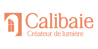 Logo Calibaie, créateur de lumière et partenaire menuiserie de Comdhab.