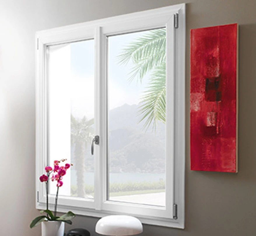 Fenêtre battante en PVC blanc haute isolation Veka posée par Comdhab. Crédit photos : Veka