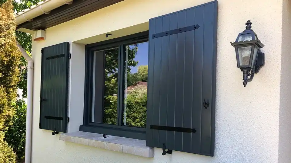 Volet battant bois noir design contemporain
