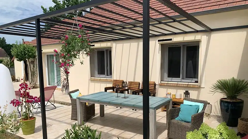 Pose pergola bioclimatique aluminium terrasse